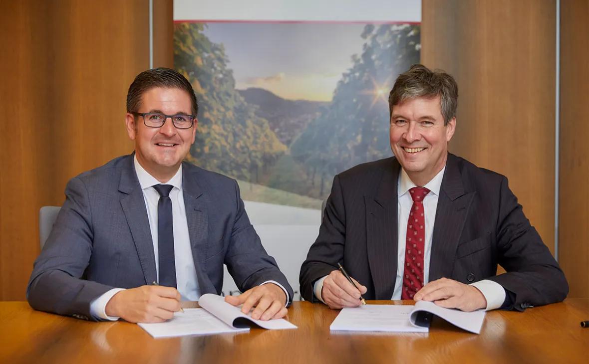 Bürgermeister Stefan Hattenbach und Dr. Ulrich Kleine unterzeichneten den neuen Straßenbeleuchtungsvertrag.