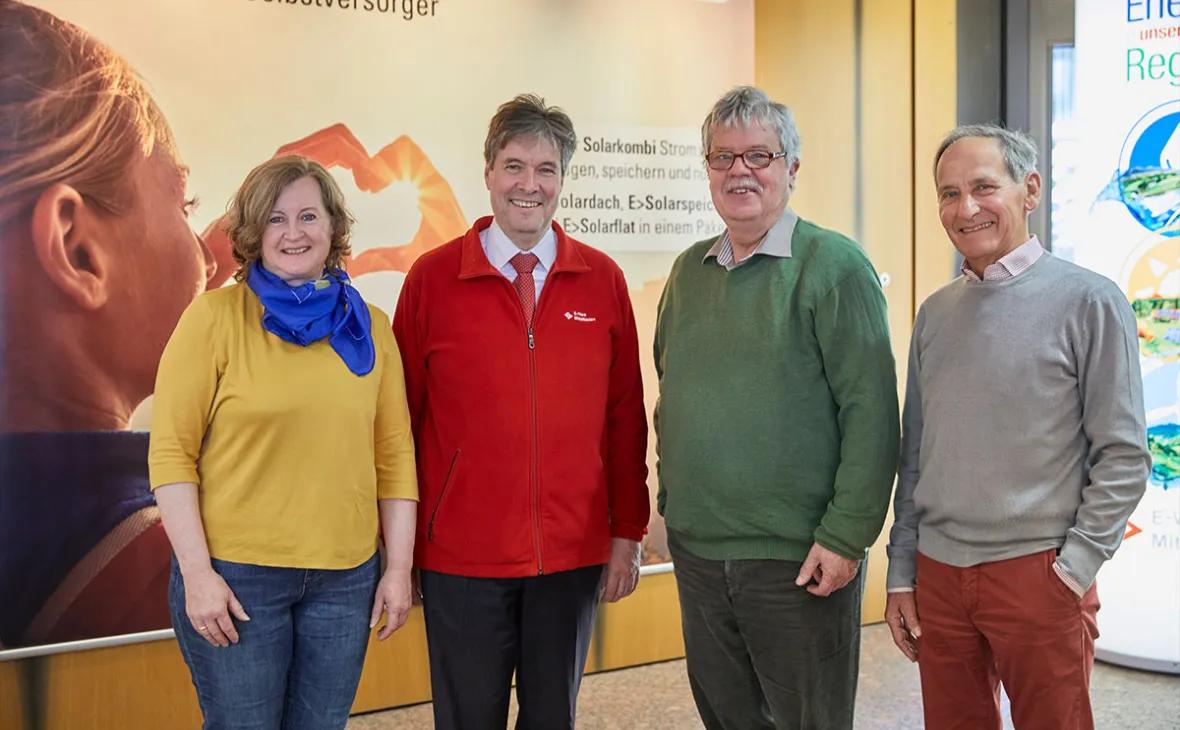 E-Werk Mittelbaden unterstützt das Engagement der Tafel Offenburg. Von links: Christine Huber, Schatzmeisterin der Tafel Offenburg, Wolfhart von Zabiensky, 1. Vorsitzenden der Tafel Baden-Württemberg e.V., und Roland Benetz,Technik/Fuhrpark, bei ihrem Besuch im E-Werk Mittelbaden mit Vorstand Dr. Ulrich Kleine (2. von links). Die Aufnahme entstand vor Bekanntgabe des Kontaktverbots im Februar 2020