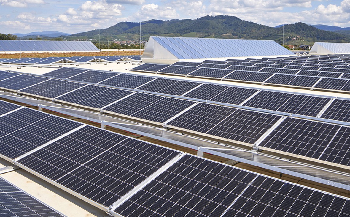 Die jährlich zu erwartende Solarstromerzeugung der Fotovoltaikanlage von rund 325.000 Kilowattstunden auf dem Dach des Neubaus nutzt HOBART für den Bedarf in der Produktion und der Verwaltung.  © Michael Bode