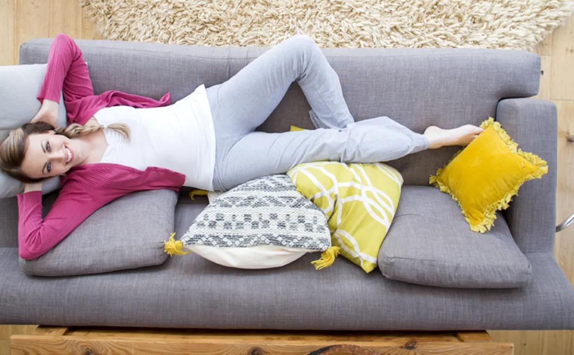 Frau auf Sofa