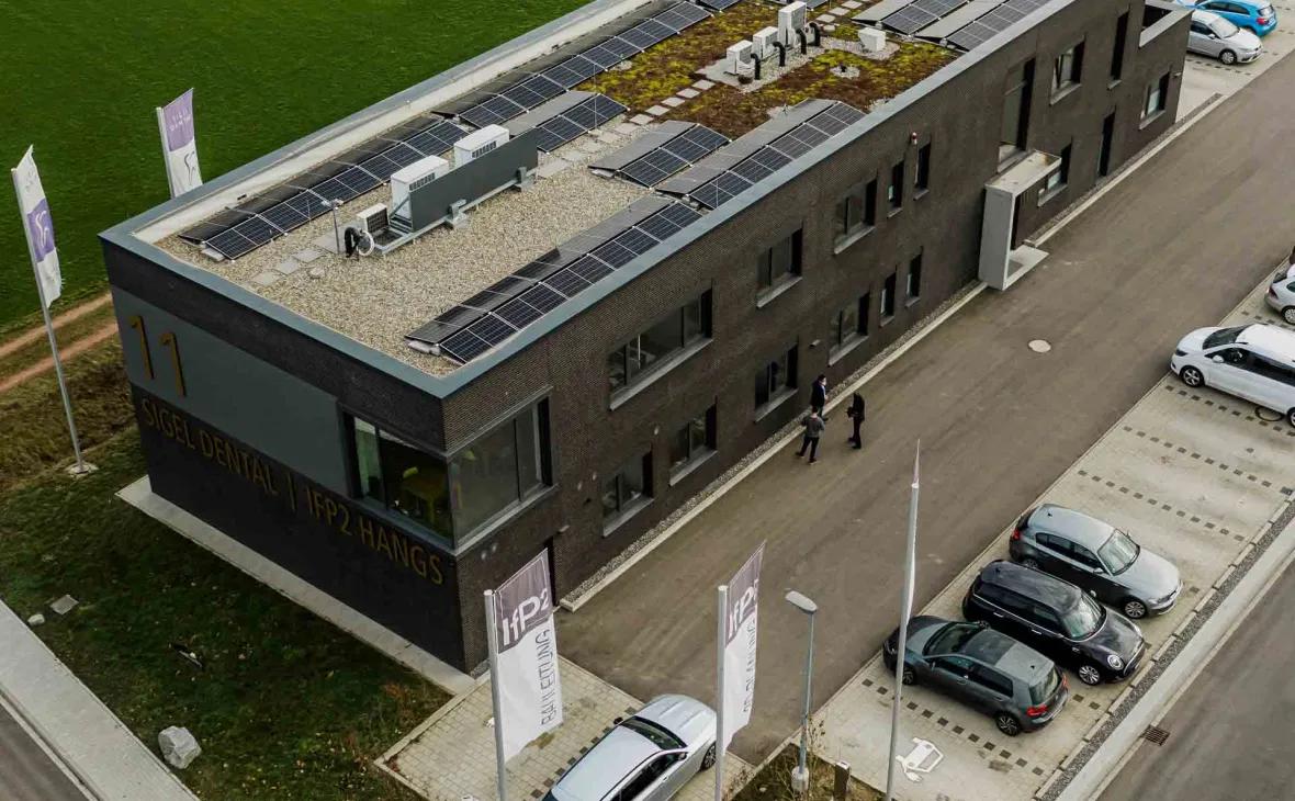 Firmendach mit PV-Anlage Sigel und IPP Hangs