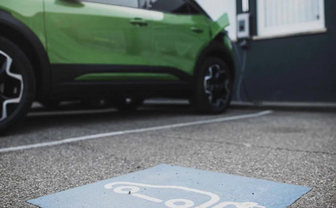 Autohaus Opel Linck hat vier Ladesäulen zum Betanken von Hybrid- und E-Fahrzeugen.