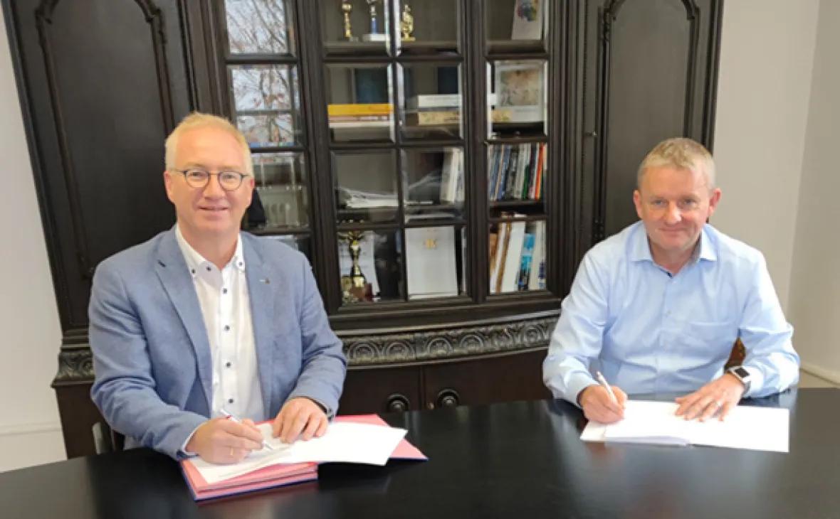 (v.l.) Bürgermeister Hans-Jürgen Decker und Martin Wenz, E-Werk Mittelbaden