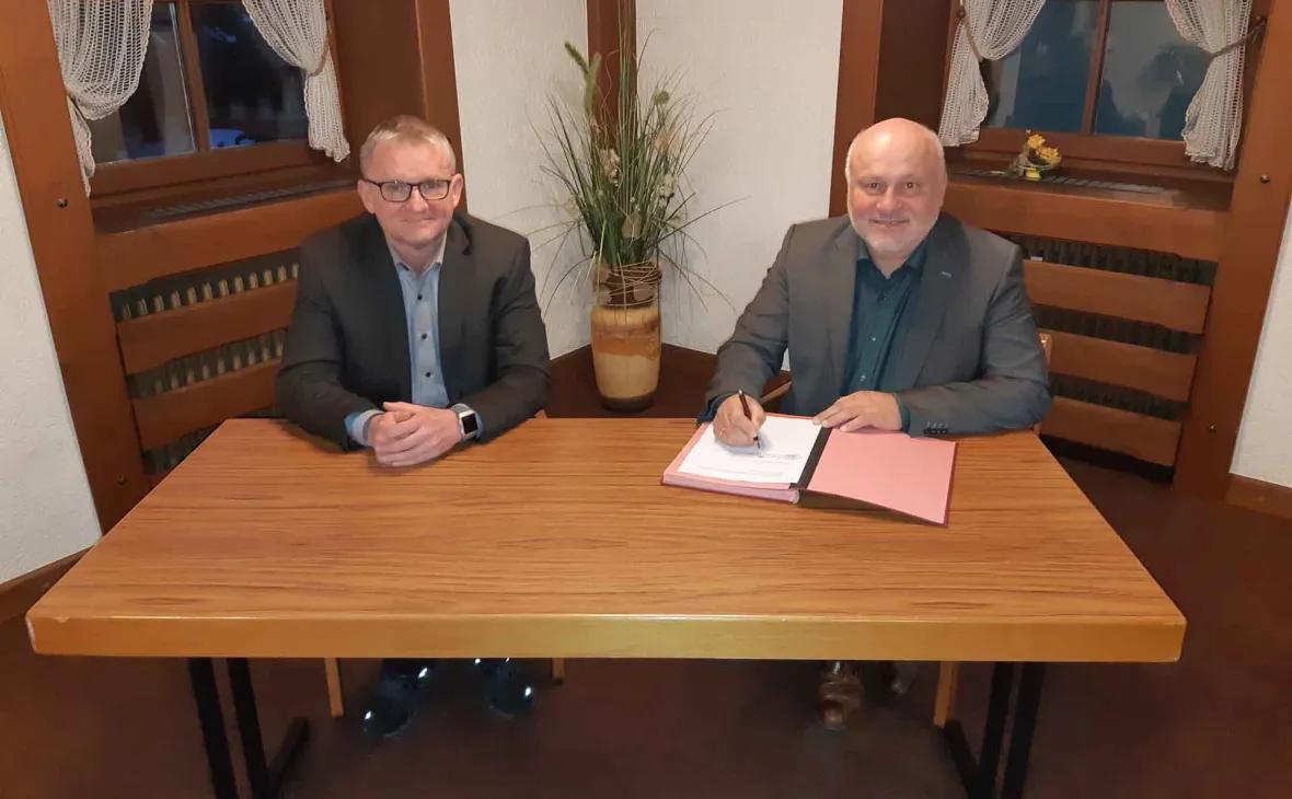 v.l. Martin Wenz, E-Werk Mittelbaden und Bürgermeister Reinhard Schmälzle bei der Vertragsunterzeichnung zur Straßenbeleuchtung in Seebach