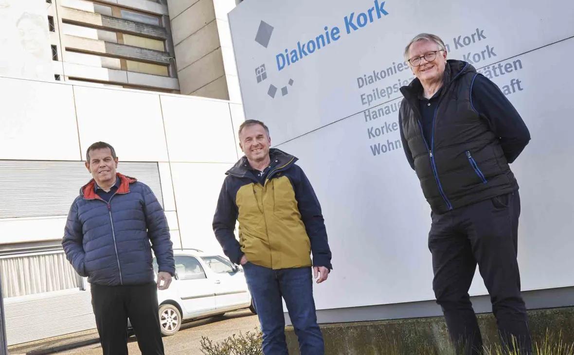 Lothar Baier und Kurt Wingert vom E-Werk Mittelbaden überbrachten die Spende an Frank Stefan, Vorstandsvorsitzender und Fachlicher Leiter der Diakonie Kork
