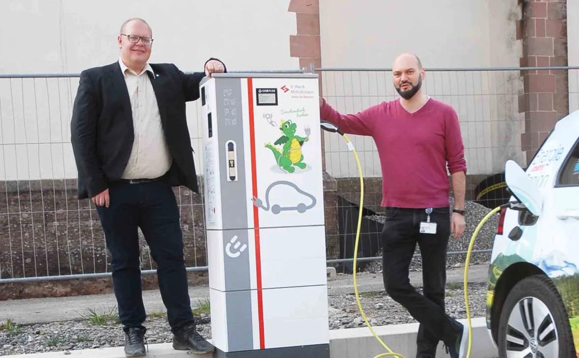 Bürgermeister Carsten Erhardt (links) hat mit Michael Mathuni, E-Werk Mittelbaden, die Ladesäulen in Betrieb genommen.