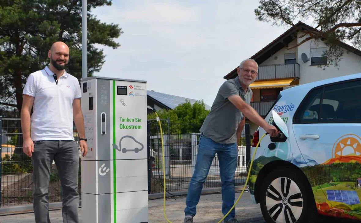 Michael Mathuni (links) vom E-Werk Mittelbaden und Bauamtsleiter Elmar Sauter testen die neue Ladestation in der Schwarzwaldstraße 4