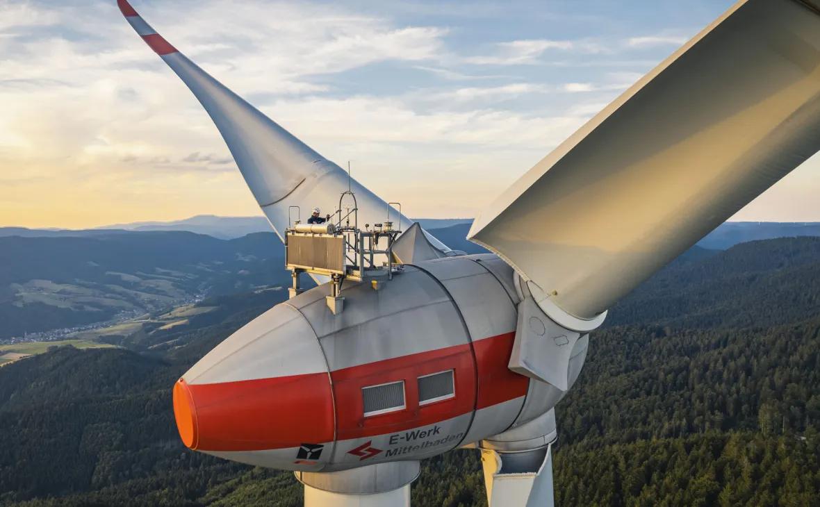 Überprüfung der Nachtkennzeichnung auf der Windenergieanlage Nillkopf © Dimitri Dell