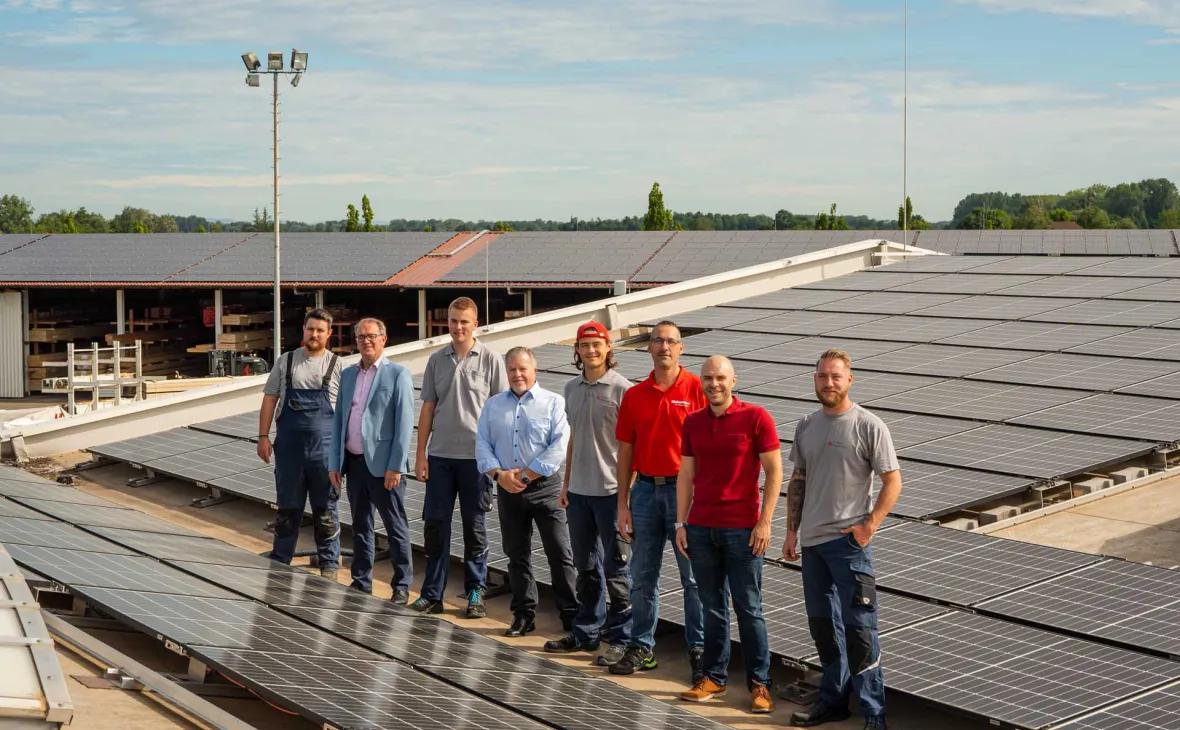 © Konstantin Werner, FOKUSSIERT - Das Team von WeberHaus sowie Michael Damian, im E-Werk Mittelbaden verantwortlich für Energiedienstleistungen, und das Montageteam des E-Werk Mittelbaden arbeiteten Hand in Hand und sorgten so dafür, dass beide Projekte termingerecht verliefen.