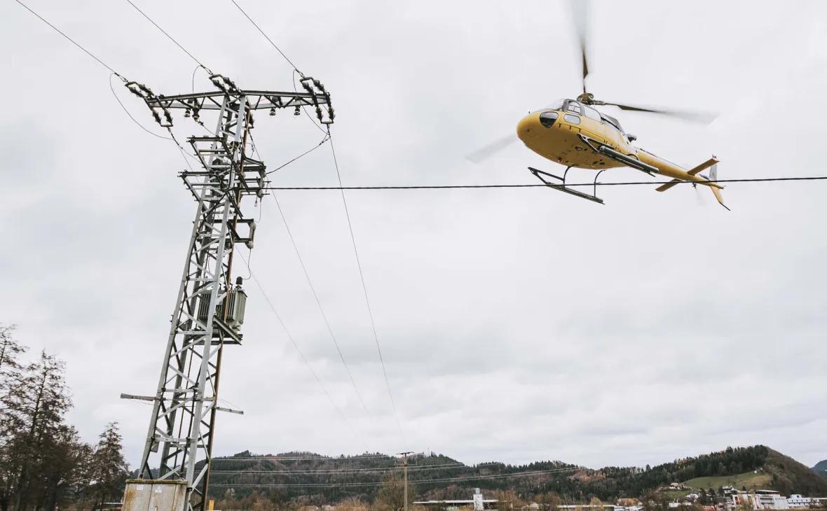 Der Helikopter nähert sich den Stahlriesen bis auf wenige Meter © Dimitri Dell