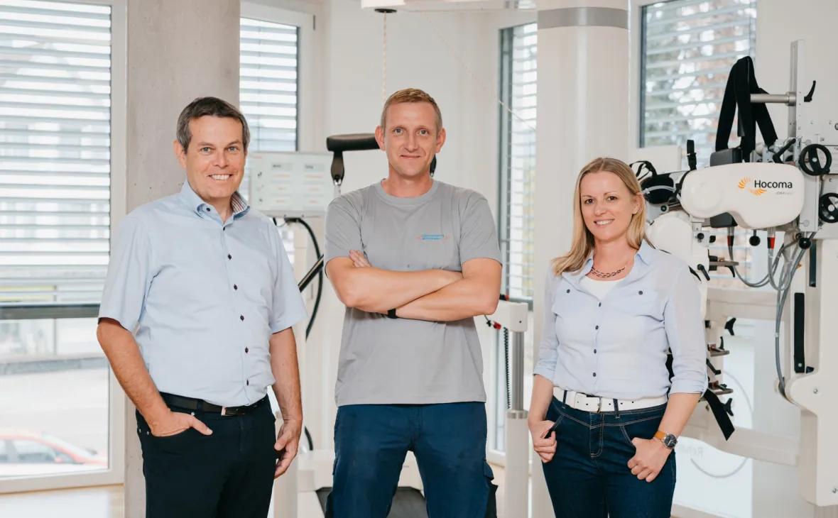 V. l.: Lothar Baier, E-Werk Mittelbaden, und Roman Jahn vom Überlandwerk Mittelbaden mit Geschäftsführerin Sabina Decker beim Rundgang durch das BDH-Therapiezentrum Ortenau © Konstantin Werner
