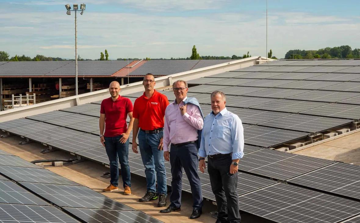 GUTES TEAM: Ingo Fischer, Leiter der Elektrowerkstatt, (Zweiter v. l.) ist verantwortlich für die PV-Anlagen bei WeberHaus. Mit Michael Damian vom E-Werk Mittelbaden (von links), Dietmar Dahlem und Klaus Dieter Schwendemann steht er auf dem Dach zwischen den verschiedenen PV-Anlagen © Konstantin Werner, FOKUSSIERT 