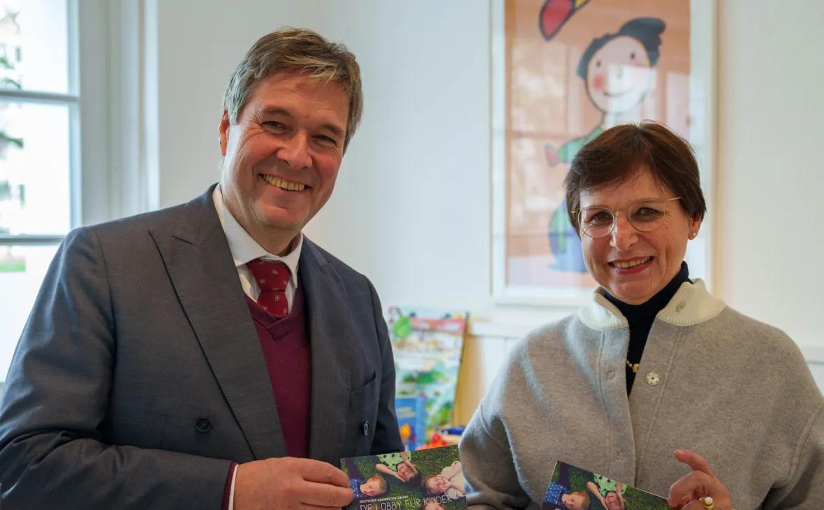 Dr. Ulrich Kleine, Vorstand E-Werk Mittelbaden, übergibt die Weihnachtsspende des E-Werk Mittelbaden an Edith Schreiner, Vorstandsvorsitzende des Deutschen Kinderschutzbunds Kreisverband Ortenau e.V.