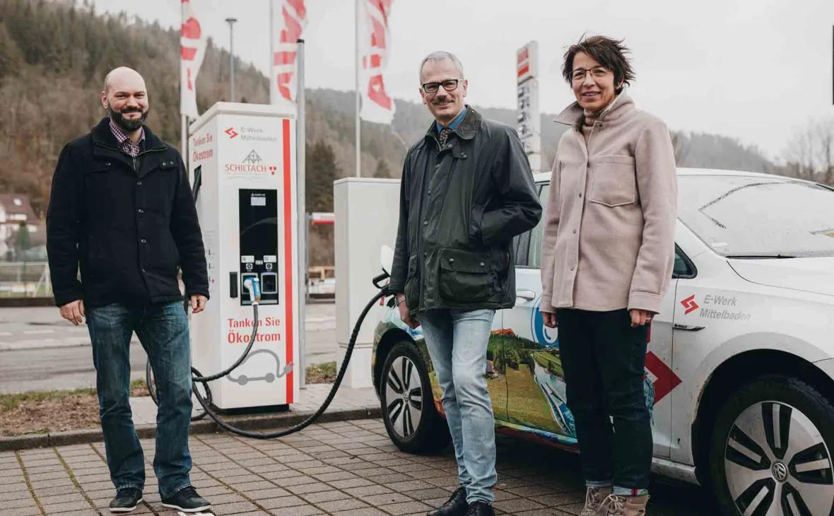 Michael Mathuni vom E-Werk Mittelbaden (links) nimmt mit Bürgermeister Thomas Haas und Gudrun Fahrner, Stadt Schiltach, die erste Schnellladestation in Betrieb - © Dimitri Dell