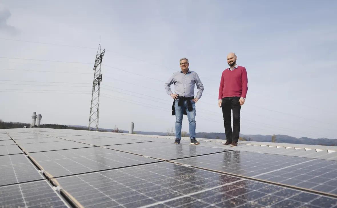 Blick aufs Dach: Geschäftsführer Ralf Brotte (links) und Michael Mathuni vom E-Werk Mittelbaden freuen sich über die erfolgreich montierte PV-Anlage © Jigal Fichtner
