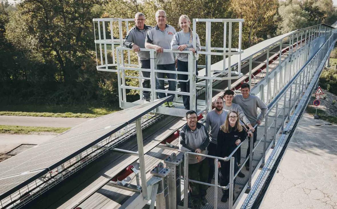 Das Team der Uhl Kies- und Baustoff GmbH, Patrick Bauert, Markus Schwendemann (Beide oben stehend) sowie Dzevad Zahirovic (Erster auf dem unteren Podest) arbeiteten Hand in Hand mit dem Montageteam des E-Werk Mittelbaden, Marina Späth (oben stehend), Jessica Mutschler, Steffen Köhler, Manuel Schmid und Hannes Bruder © Dimitri Dell