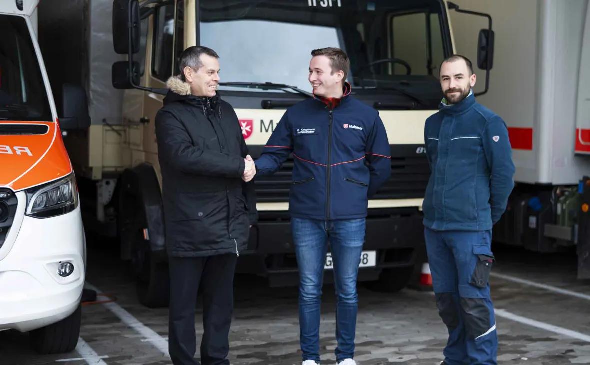 Lothar Baier, Sicherheitsingenieur im E-Werk Mittelbaden, und Tim Musmann, Überlandwerk Mittelbaden, übergeben die Spende an Matthias Kleppmeier, Bereichsleiter Ortenaukreis der Malteser Hilfsdienst gemeinnützige GmbH © Konstantin Werner