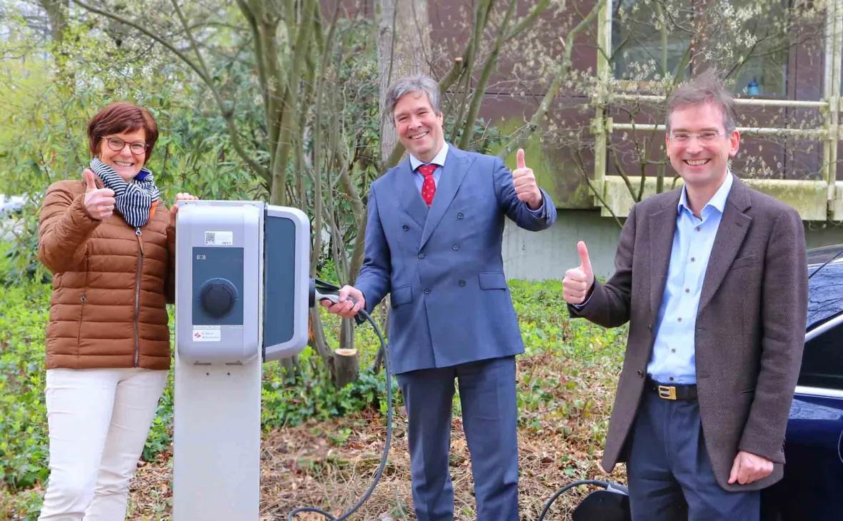 Freuten sich darüber, vier neue Ladepunkte am Landratsamt in der Offenburger Badstraße in Betrieb zu nehmen (v.l.n.r.): Luzia Bauer, Leiterin des Gebäudemanagements, Dr. Ulrich Kleine, Vorstand des E-Werk Mittelbaden und Dr. Nikolas Stoermer, Erster Landesbeamter des Ortenaukreises. © Landratsamt Ortenaukreis