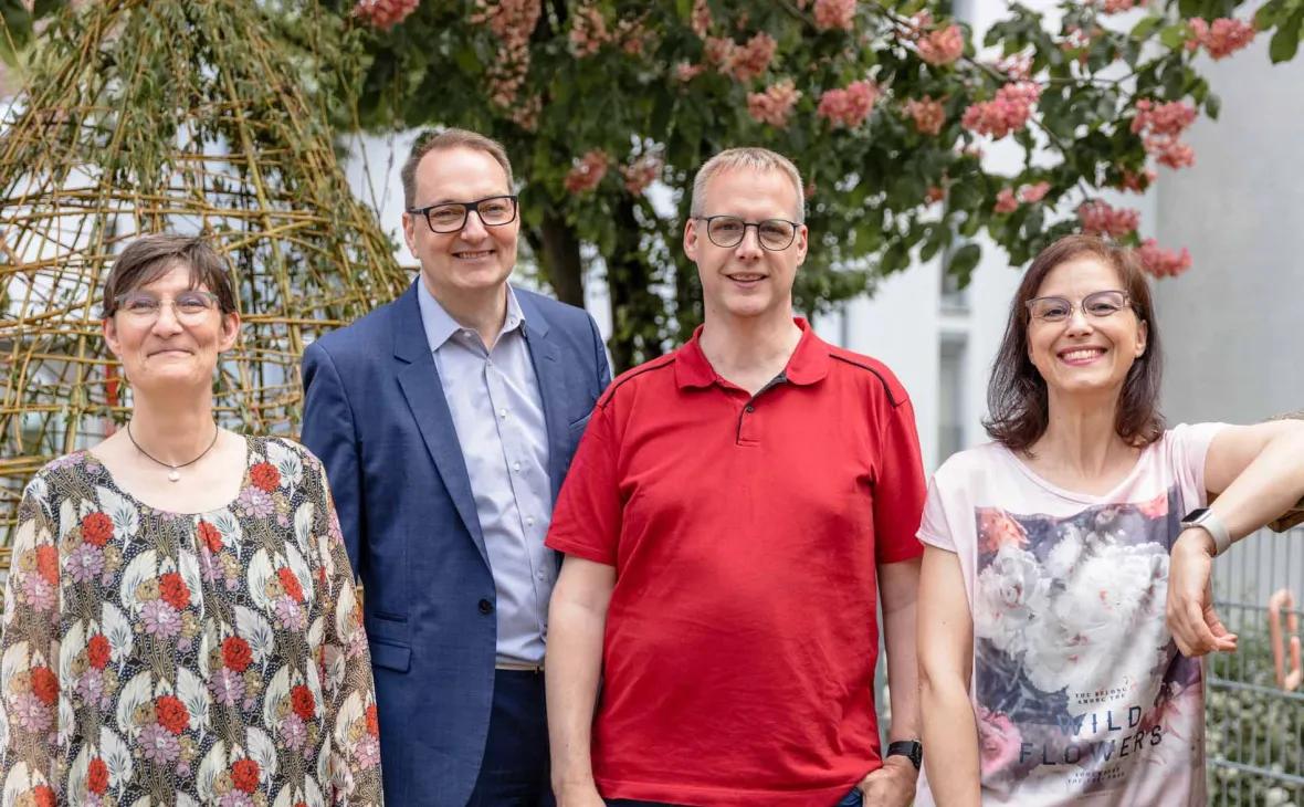 Evely Intlekofer, Verwaltung der Kinderkrippe Mühlbachhopser, Thomas Hauser, 1. Vorsitzender des Eltern-Kind-Zentrum Offenburg e.V. und Geschäftsführer der Kinderkrippe Mühlbachhopser, Dirk Munz, Betriebsratsvorsitzender E-Werk Mittelbaden, und Karin Walter, pädagogische Leitung Kinderkrippe Mühlbachhopser, freuen sich über die Spende vor dem selbstgebauten Tipi @Galina Ens