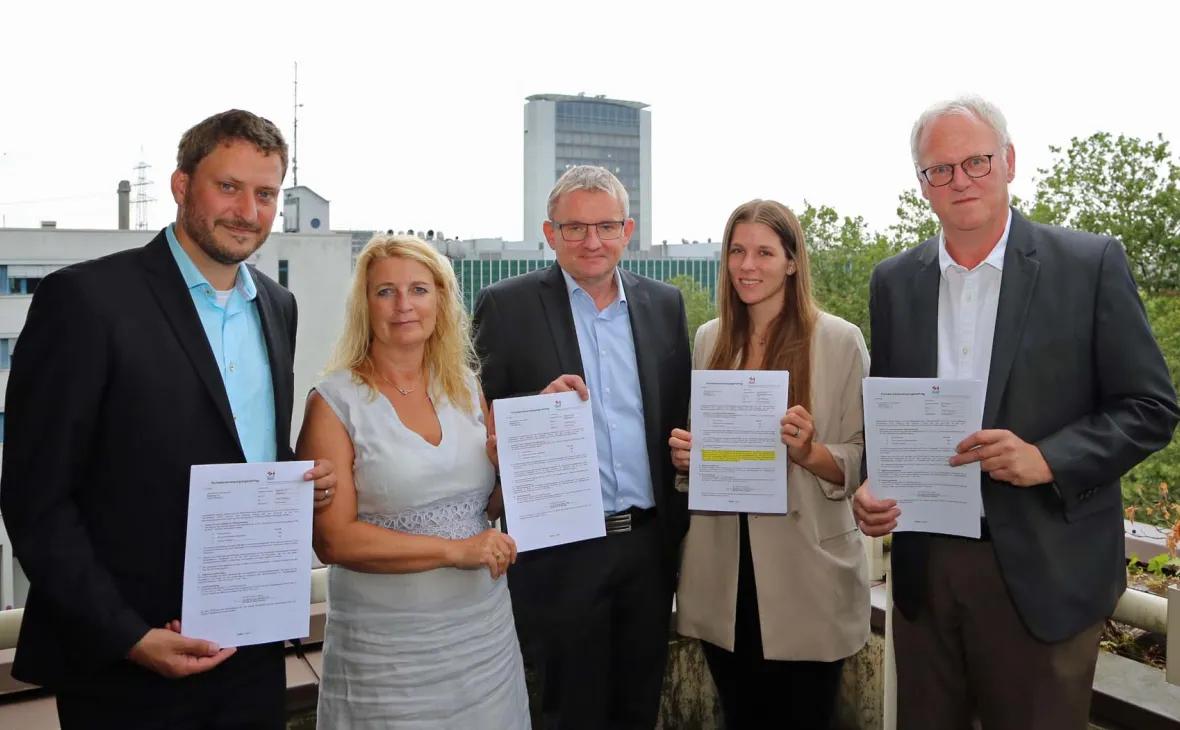 Von links: Prokurist Stefan Böhler von der Wärmeversorgung Offenburg; Kreis-Dezernentin Ulrike Karl; Geschäftsführer Martin Wenz und Saskia Heß von der Wärmeversorgung Offenburg; Arnold Sälinger, Amtsleiter Gebäudemanagement Landratsamt © Kai Hockenjos/LRA