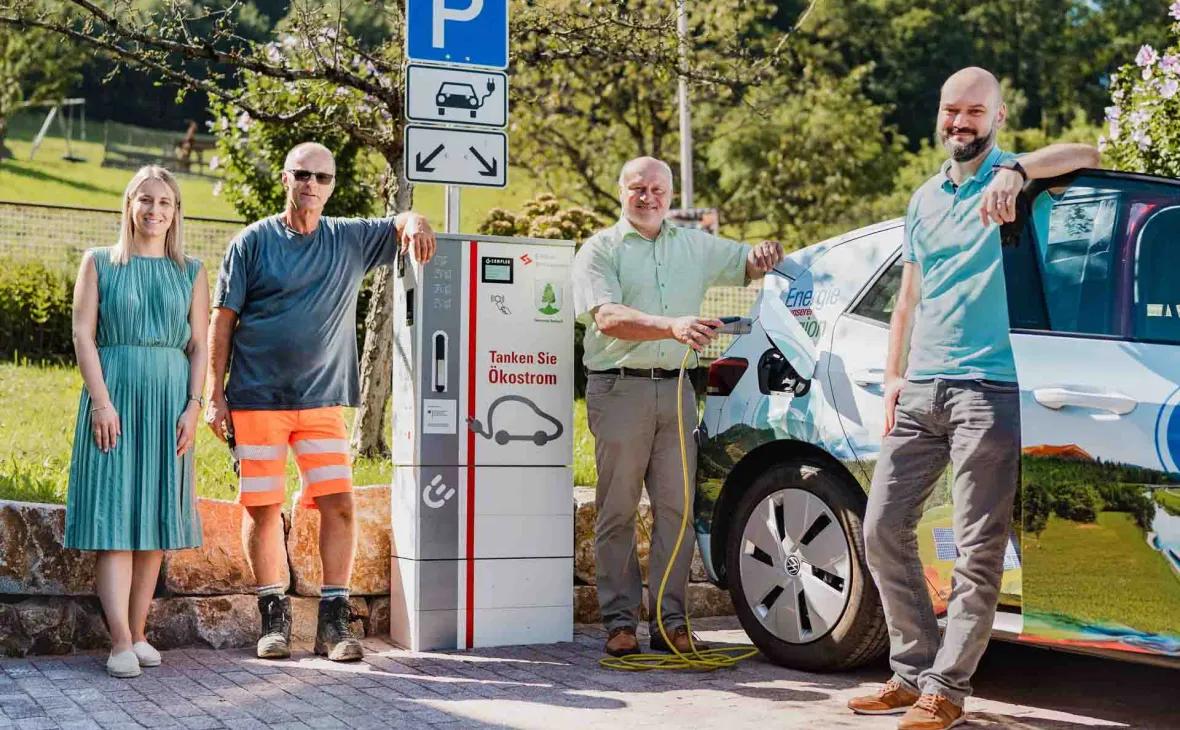 Von links:  Hauptamtsleiterin Luisa Brandstetter, Bauhofleiter Thomas Knapp, Bürgermeister Reinhard Schmälzle, und Michael Mathuni, E-Werk Mittelbaden, während der Inbetriebnahme der Ladestation am Bauhof in der Ruhesteinstraße 48 in Seebach