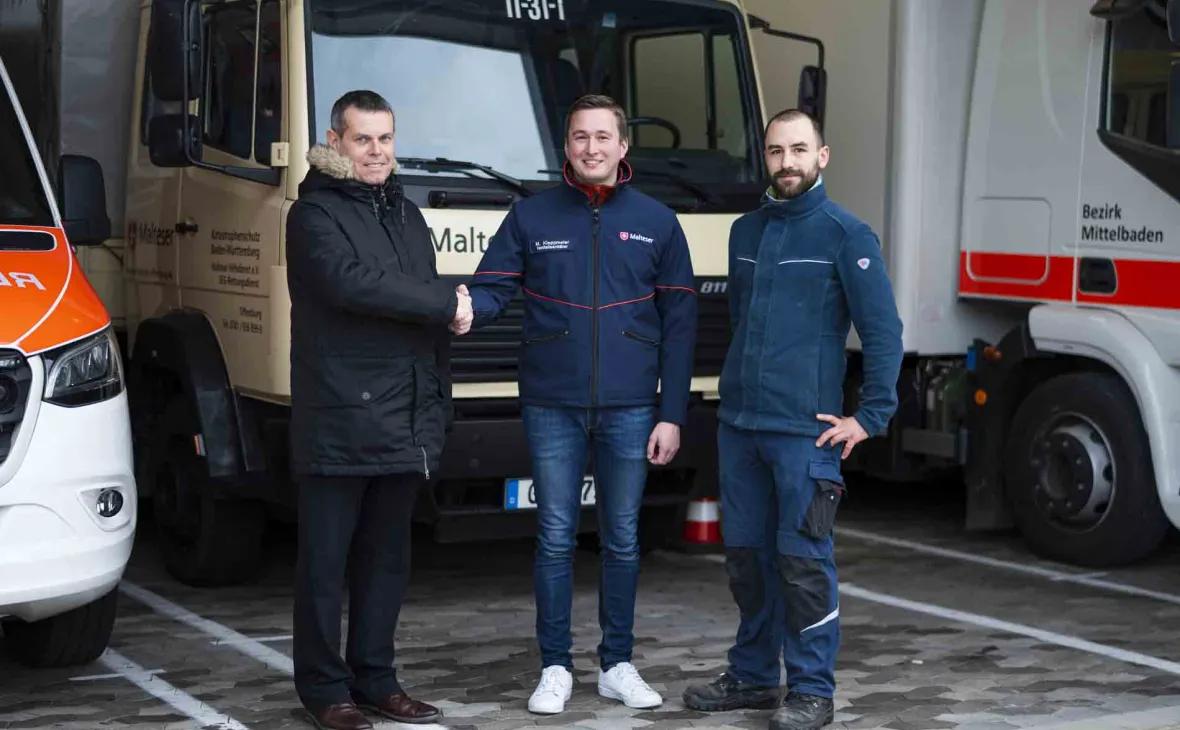 Das E-Werk Mittelbaden spendet 1000 Euro an die Malteser in Offenburg. Von links: Lothar Baier, E-Werk Mittelbaden, Matthias Kleppmeier, Malteser Offenburg, und Tim Musmann, Überlandwerk Mittelbaden und Malteser © Konstantin Werner