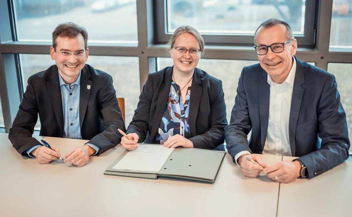 Bei der Vertragsunterzeichnung - Dr. Nikolas Stoermer (links), Erster Landesbeamter des Ortenaukreises, Dr. Lioba Markl-Hummel, Geschäftsführerin der Ortenauer Energieagentur, und Bernhard Palm, Vorstand E-Werk Mittelbaden © Pascal Oertel