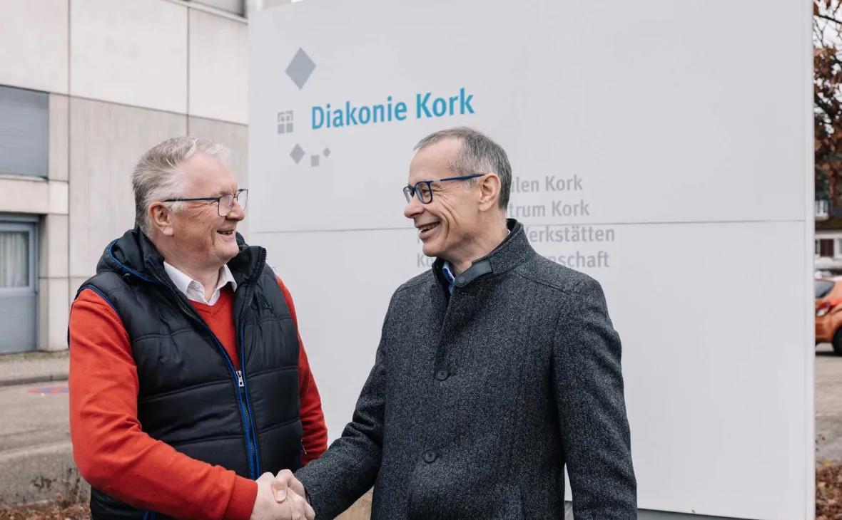 Frank Stefan, Vorstand der Diakonie Kork (links), bedankt sich bei Bernhard Palm, Vorstand E-Werk Mittelbaden, für die Spende. 