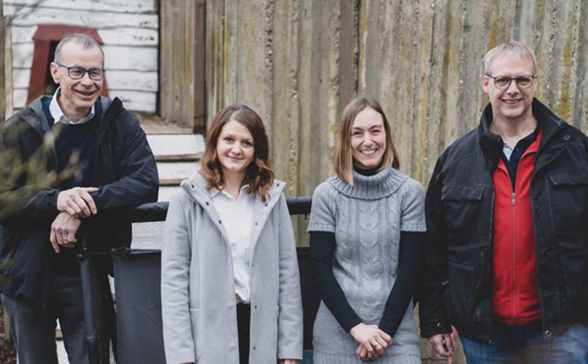Bernhard Palm, Vorstand E-Werk Mittelbaden, Maria Stoppel, E-Werk Mittelbaden, Stefanie Weber, Kindergartenleiterin, und Dirk Munz, Betriebsratsvorsitzender E-Werk Mittelbaden, inspizieren den künftigen Fußballplatz des Kindergartens 