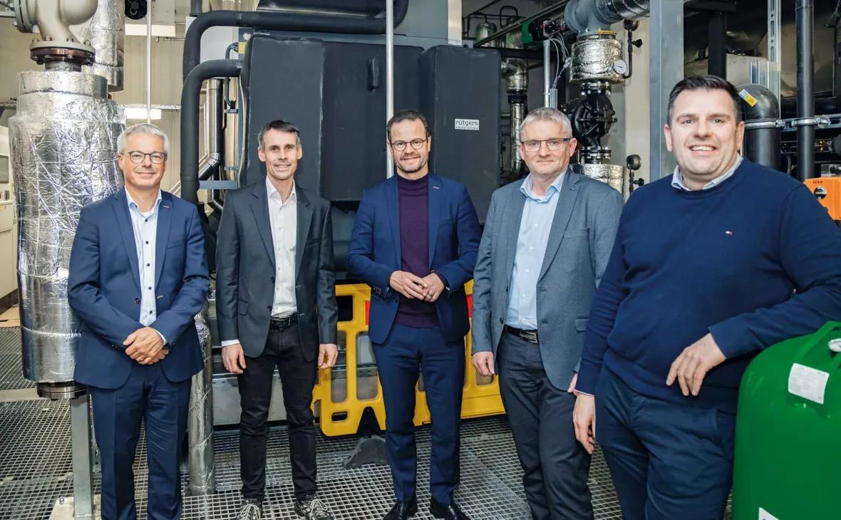 V.l.n.r.: Heiko Engelhardt, Geschäftsführer BurdaDruck, Christian Linz, Projektleiter Wärmeversorgung Offenburg, Marco Steffens, Oberbürgermeister der Stadt Offenburg, Martin Wenz, Geschäftsführer Wärmeversorgung Offenburg, und Wolfgang Kienzle, Werkleiter BurdaDruck, beim Rundgang mit den Medienvertretern.