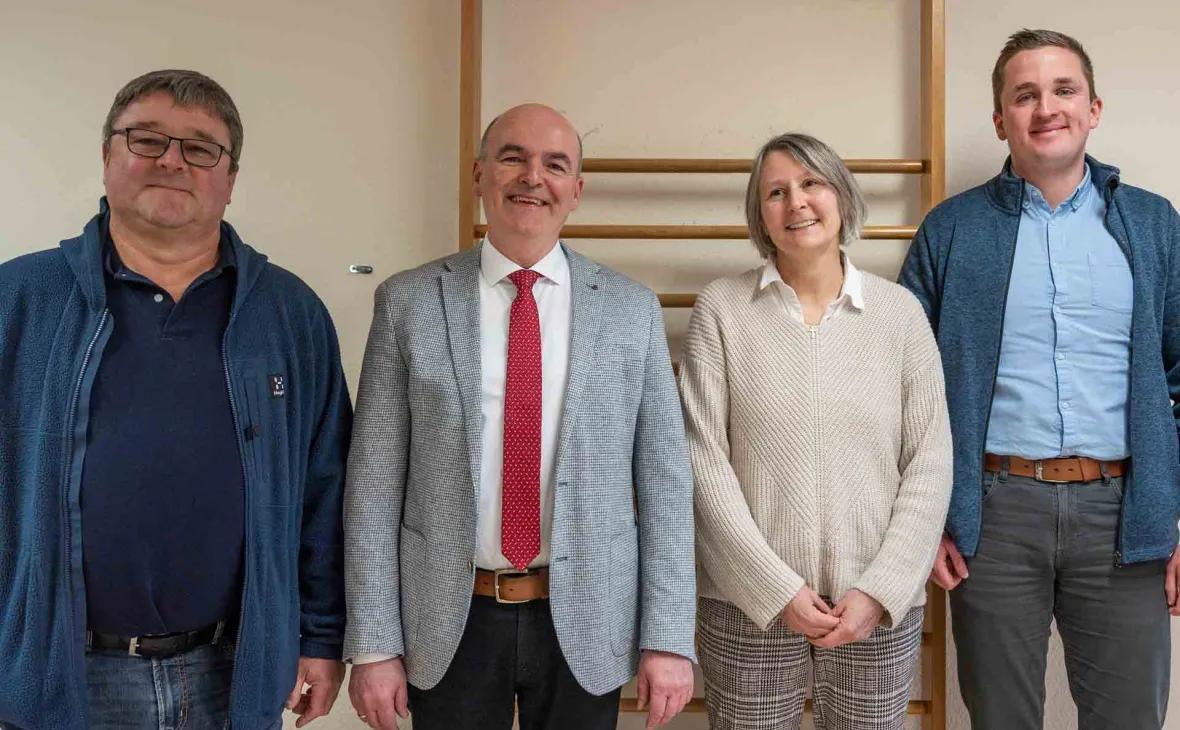 Thilo Huber, E-Werk Mittelbaden, war Ideengeber für die Spende an den Kindergarten St. Josef in Lautenbach. Bürgermeister Thomas Krechtler, freute sich mit Christine Siefermann, Leiterin des Kindergartens, und Georg Zeferer, Kindergartengeschäftsführer der Verrechnungsstelle Achern, über die nun mögliche Anschaffung einer Rollenrutsche.