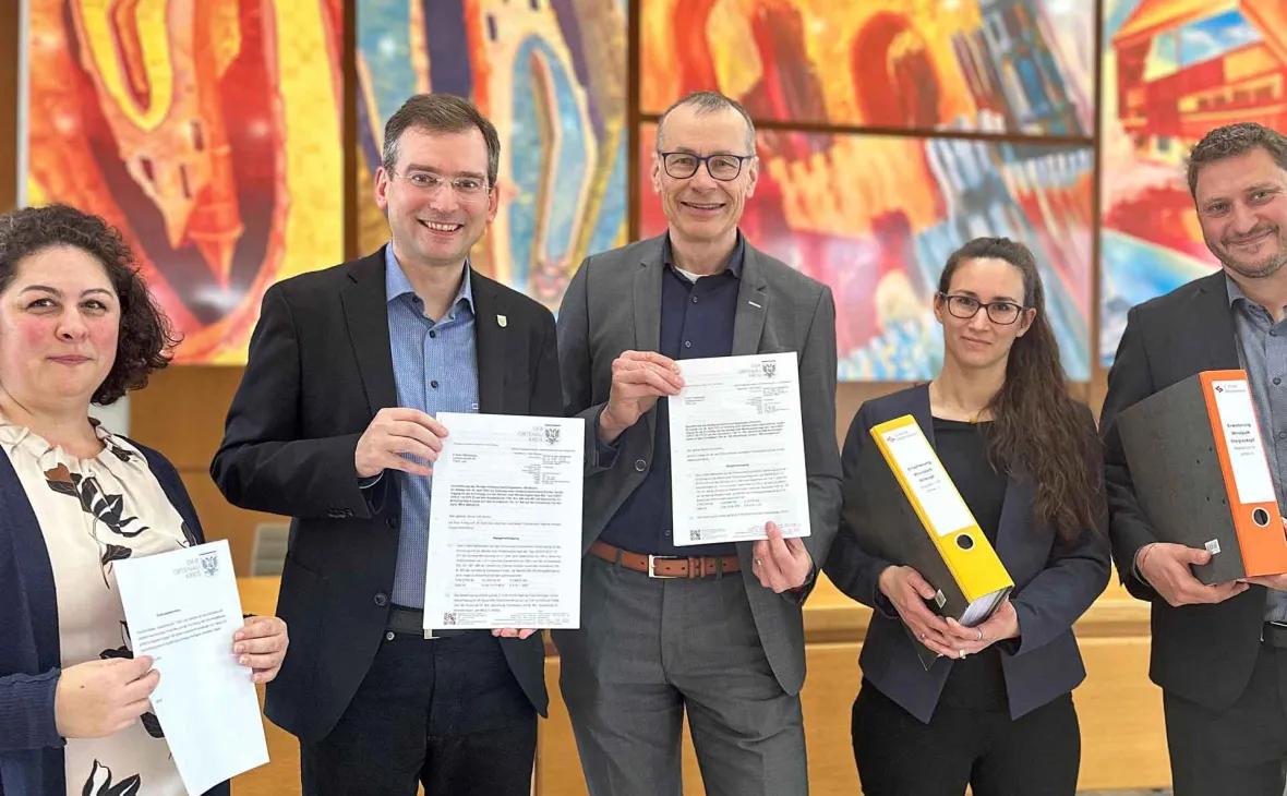 Von links: Damaris Maurer, Amt für Gewerbeaufsicht, Immissionsschutz und Abfallrecht, Dr. Nikolas Störmer, Erster Landesbeamter des Ortenaukreises und als Dezernent auch für Erneuerbare Energien zuständig, Bernhard Palm, Vorstand E-Werk Mittelbaden, Teresa Frenssen, Projektleiterin E-Werk Mittelbaden, und Stefan Böhler, Mitglied der Geschäftsleitung E-Werk Mittelbaden Technischer Service, freuen sich über die Baugenehmigung. Foto: LRA/Kai Hockenjos