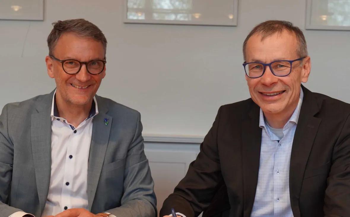 Bernhard Palm, Vorstand beim E-Werk Mittelbaden (rechts), und Oberbürgermeister Markus Ibert unterzeichnen den Pachtvertrag über eine Waldfläche am „Detschel“. Quelle: Stadt Lahr