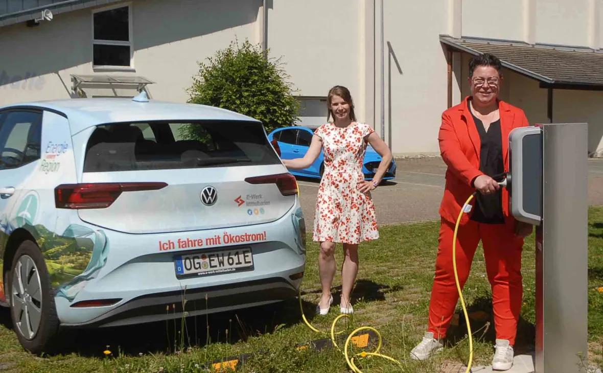 Von links: Stefanie Baumann, Rechnungsamtsleiterin Ohlsbach und Christine Horn, stellvertretende Bürgermeisterin der Gemeinde Ohlsbach, testen die neuen Ladesäulen in Ohlsbach.