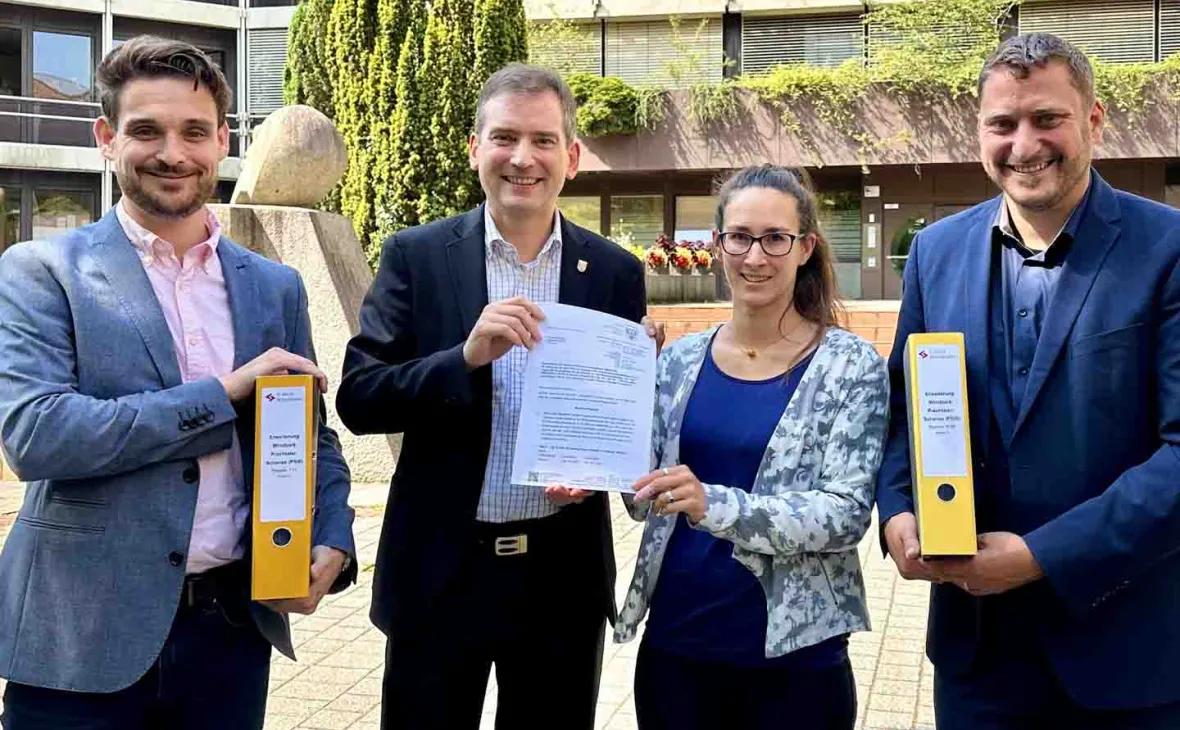 Von links: Maximilian Ganninger, Leiter Amt für Gewerbeaufsicht, Immissionsschutz und Abfallrecht, Dr. Nikolas Stoermer, Erster Landesbeamter des Ortenaukreises und als Dezernent auch für Erneuerbare Energien zuständig, Teresa Frenssen, Projektleiterin E-Werk Mittelbaden und Stefan Böhler, Mitglied der Geschäftsleitung E-Werk Mittelbaden Technischer Service, freuen sich über die Genehmigung. Quelle: (LRA/Florian Würth)