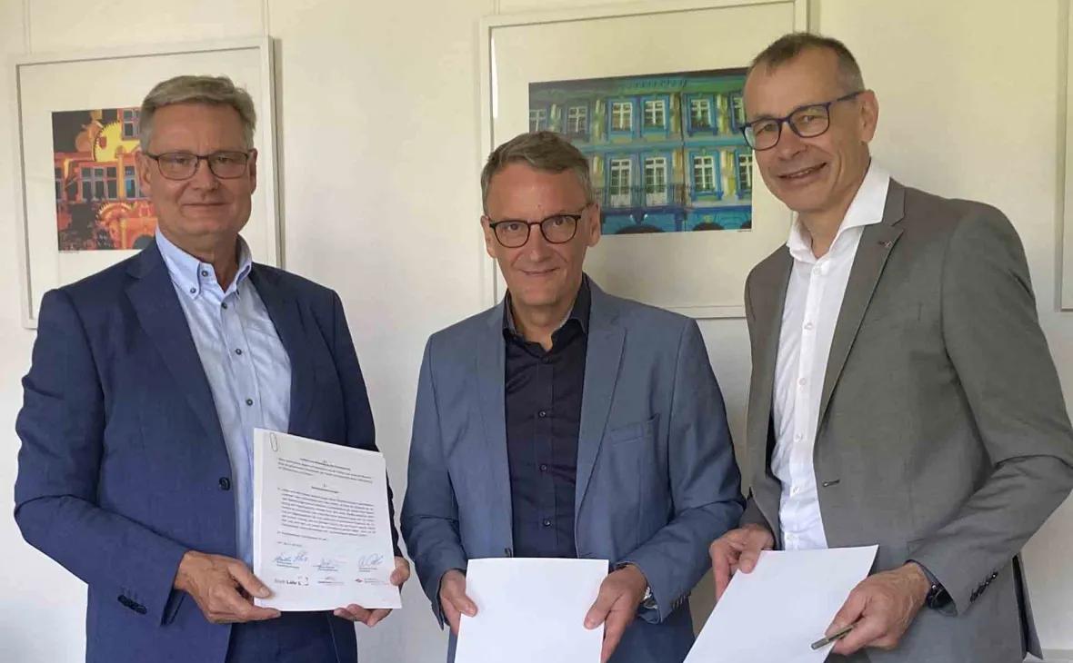 Von links: Klaus Preiser, Geschäftsführer badenovaWÄRMEPLUS, Markus Ibert, Oberbürgermeister Stadt Lahr, und Bernhard Palm, Vorstand E-Werk Mittelbaden, freuen sich über die Vertragsunterzeichnung