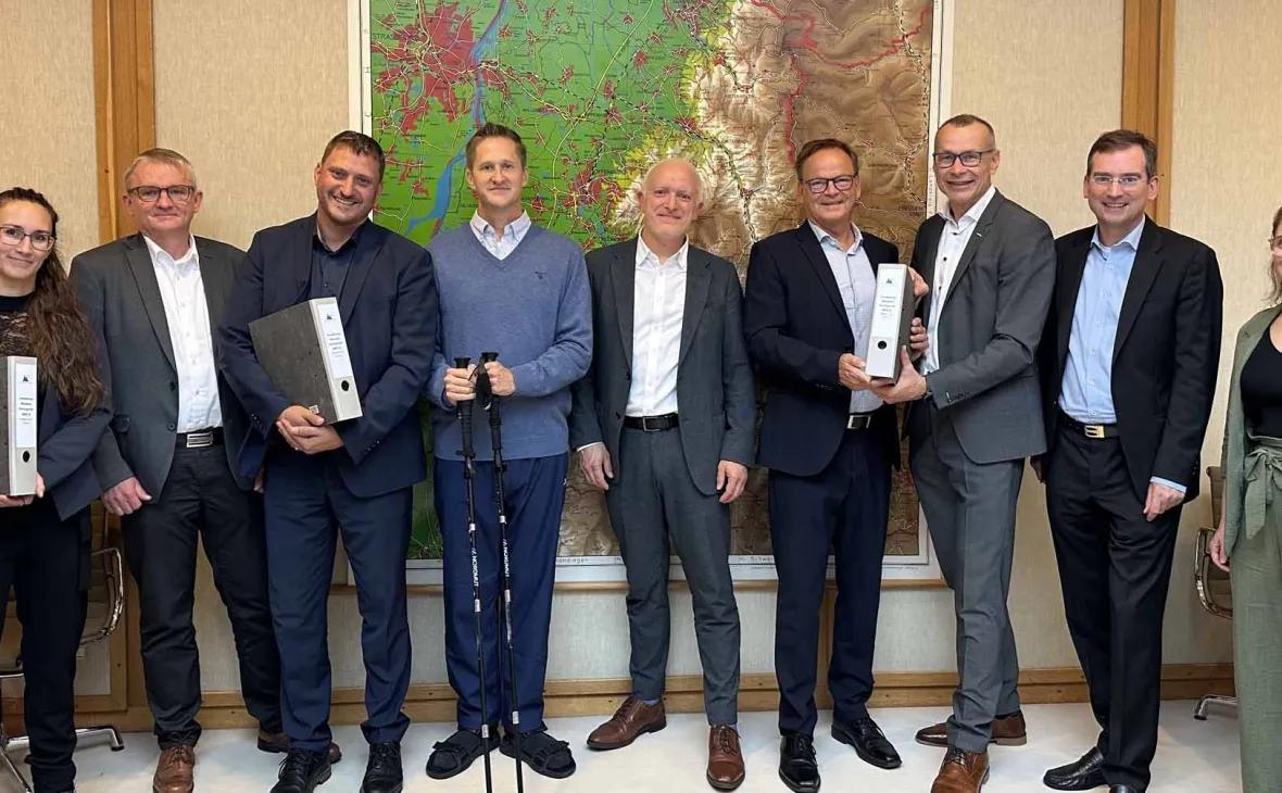 v.l.: Teresa Frenssen, Projektleiterin E-Werk Mittelbaden; Martin Wenz, Geschäftsleiter Erzeugung und Finanzen E-Werk Mittelbaden; Stefan Böhler, Geschäftsleiter Technischer Service E-Werk Mittelbaden; Matthias Griebl, Geschäftsführender Gesellschafter Windpark Hornisgrinde GmbH & Co. KG; Ministerialdirektor Dr. Michael Münter, Ministerium für Umwelt, Klima und Energiewirtschaft; Frank Scherer, Landrat des Ortenaukreises; Bernhard Palm, Vorstand E-Werk Mittelbaden; Dr. Nikolas Stoermer, Erster Landesbeamter