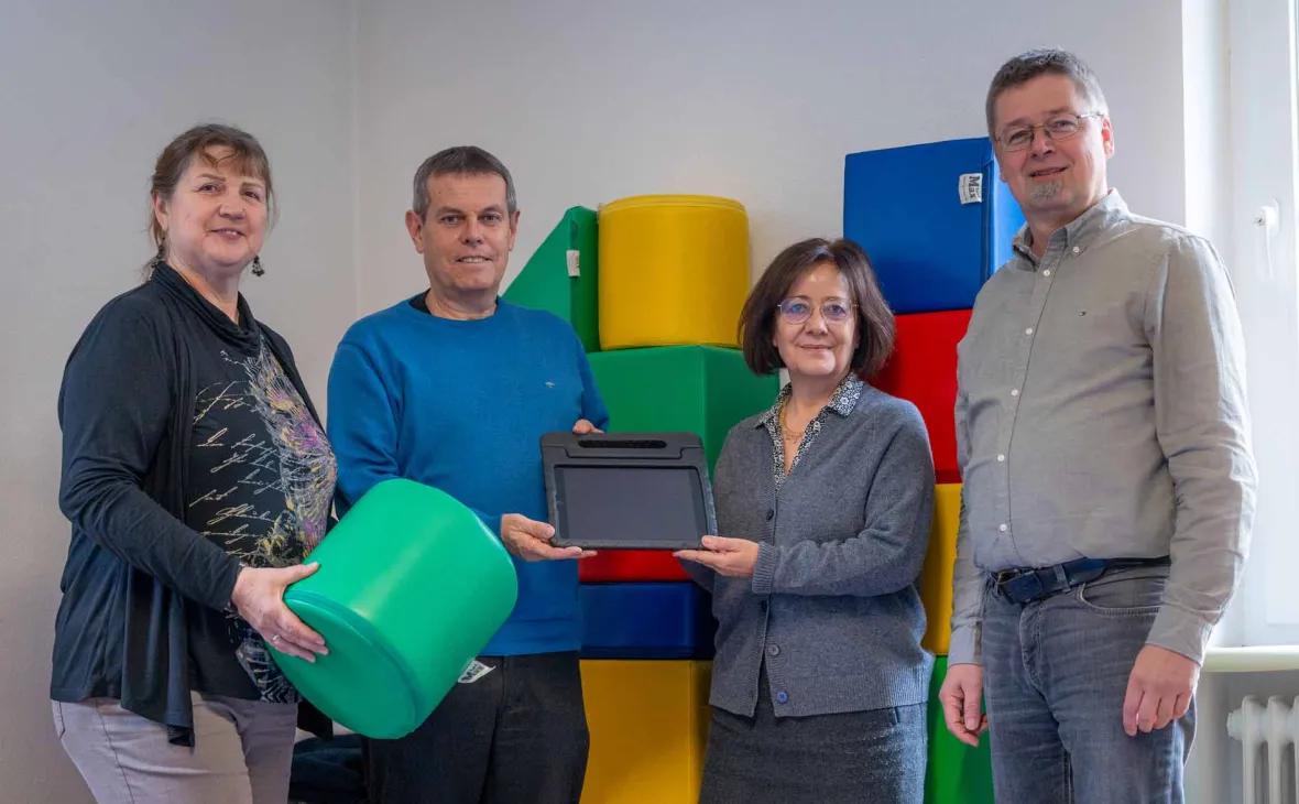 Ideengeberin Kati Schröder (von links) übergibt gemeinsam mit Lothar Baier, E-Werk Mittelbaden, die Spende an Yvonne Binder und Wolfgang Dürr, Verein Leben mit Behinderung Ortenau