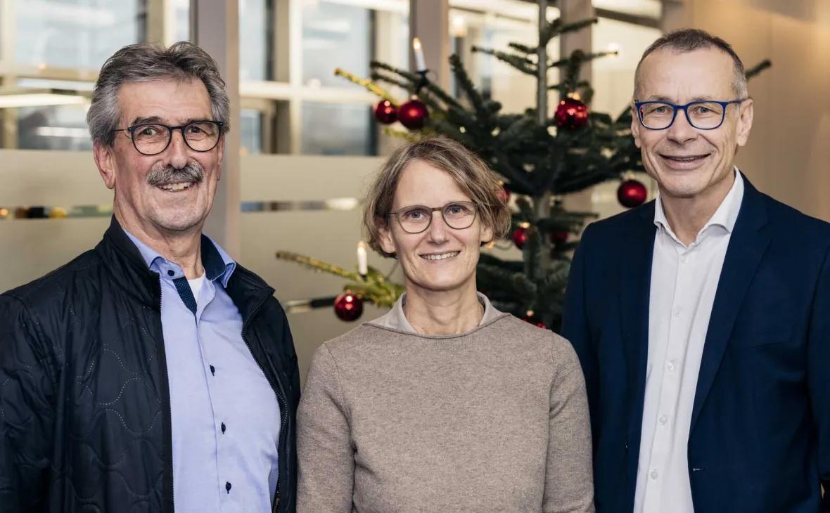 Eberhard Roth, 1. Vorstand Förderverein der Telefonseelsorge Ortenau-Mittelbaden, Elke Wahl, Leiterin der TelefonSeelsorge Ortenau-Mittelbaden e.V., und Bernhard Palm, Vorstand E-Werk Mittelbaden, bei der Spendenübergabe