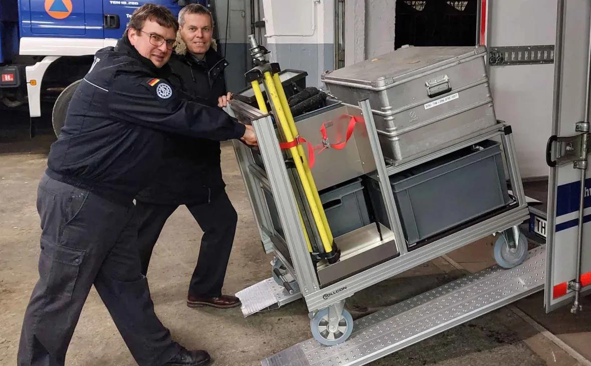 Von links: Carsten Busam, Ortsbeauftragter THW Offenburg, und Lothar Baier, Sicherheitsingenieur im E-Werk Mittelbaden,  freuen sich über die Anschaffung des neuen Rollwagens.