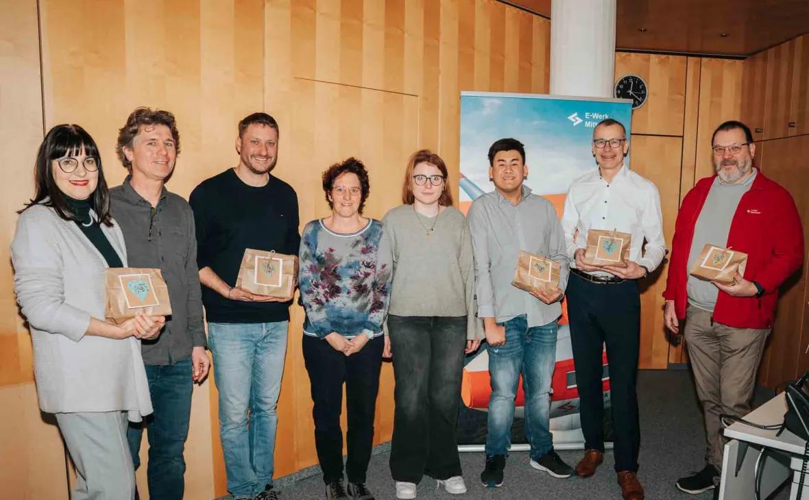 (Von links): Anthea Götz, E-Werk Mittelbaden, Andreas Graff, Rektor SBBZ geistige Entwicklung, Stefan Böhler, E-Werk Mittelbaden, Tanja Schmid, Vorstand Förderverein, Lilly Brosmer, Schülersprecherin, Phettasone Bounmisavath, Schüler, Bernhard Palm, Vorstand E-Werk Mittelbaden, und Philipp Hunn, E-Werk Mittelbaden.