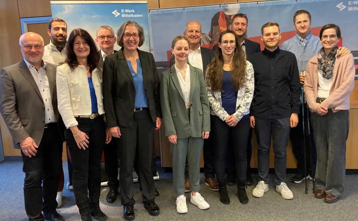 Reinhard Schmälzle, Bürgermeister Gemeinde Seebach, Mohammed Abdallah, E-Werk Mittelbaden, Sonja Schuchter, Bürgermeisterin Gemeinde Sasbachwalden, Martin Wenz, E-Werk Mittelbaden, Bettina Kist, Bürgermeisterin Gemeinde Lauf, Regina Wetzel, Leitung Finanzen Gemeinde Sasbach, Jürgen Pfetzer, Bürgermeister Gemeinde Ottersweier, Teresa Frenssen, E-Werk Mittelbaden, Stefan Böhler, E-Werk Mittelbaden, Thomas Herdt, E-Werk Mittelbaden, Matthias Griebl und Gundula Griebl, Windpark Hornisgrinde