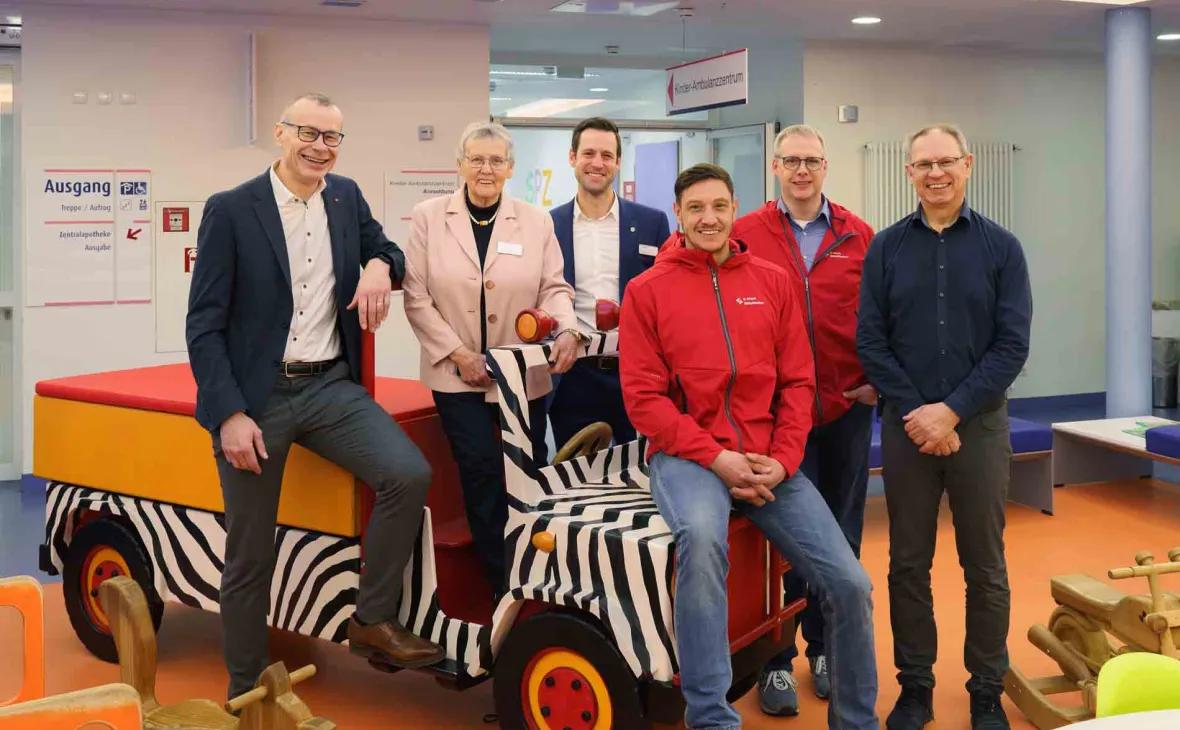 Von links: Bernhard Palm, Vorstand E-Werk Mittelbaden, Ingrid Fuchs, Patientenfürsprecherin, Mathias Halsinger, Klinikdirektor, Miran Loboda, E-Werk Mittelbaden, Dirk Munz, Betriebsratsvorsitzender E-Werk Mittelbaden, und Professor Dr. Patrick Gerner, Chefarzt der Kinderklinik Ortenau 
