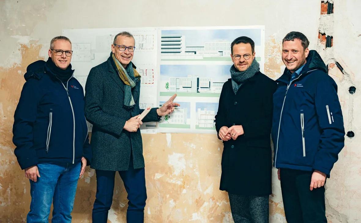 Von links: Bildlegende von links:  Dirk Munz, Betriebsratsvorsitzender E-Werk Mittelbaden, Bernhard Palm, Vorstand E-Werk Mittelbaden, Marco Steffens, Oberbürgermeister der Stadt Offenburg und Aufsichtsratsvorsitzender E-Werk Mittelbaden, und Stefan Böhler, E-Werk Mittelbaden, stellen das neue Verwaltungs- und Ausbildungszentrum vor