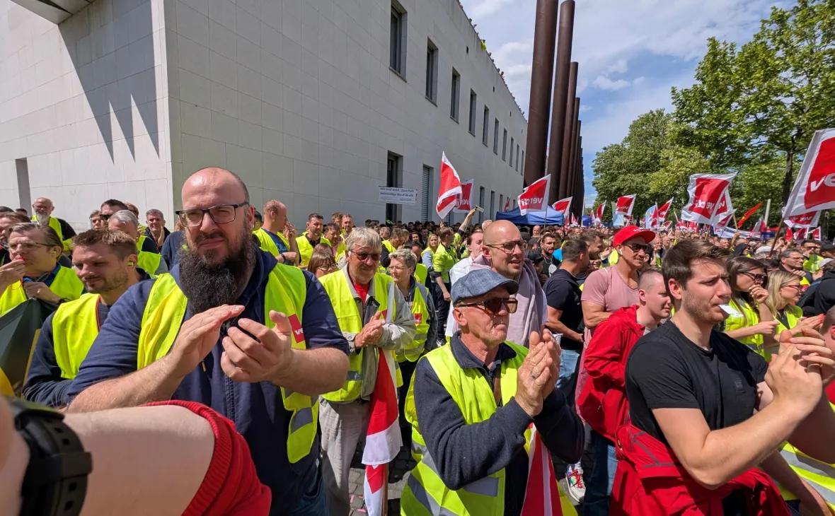 Mitarbeiterinnen und Mitarbeiter des E-Werks Mittelbaden am BNetzAktionstag in Bonn