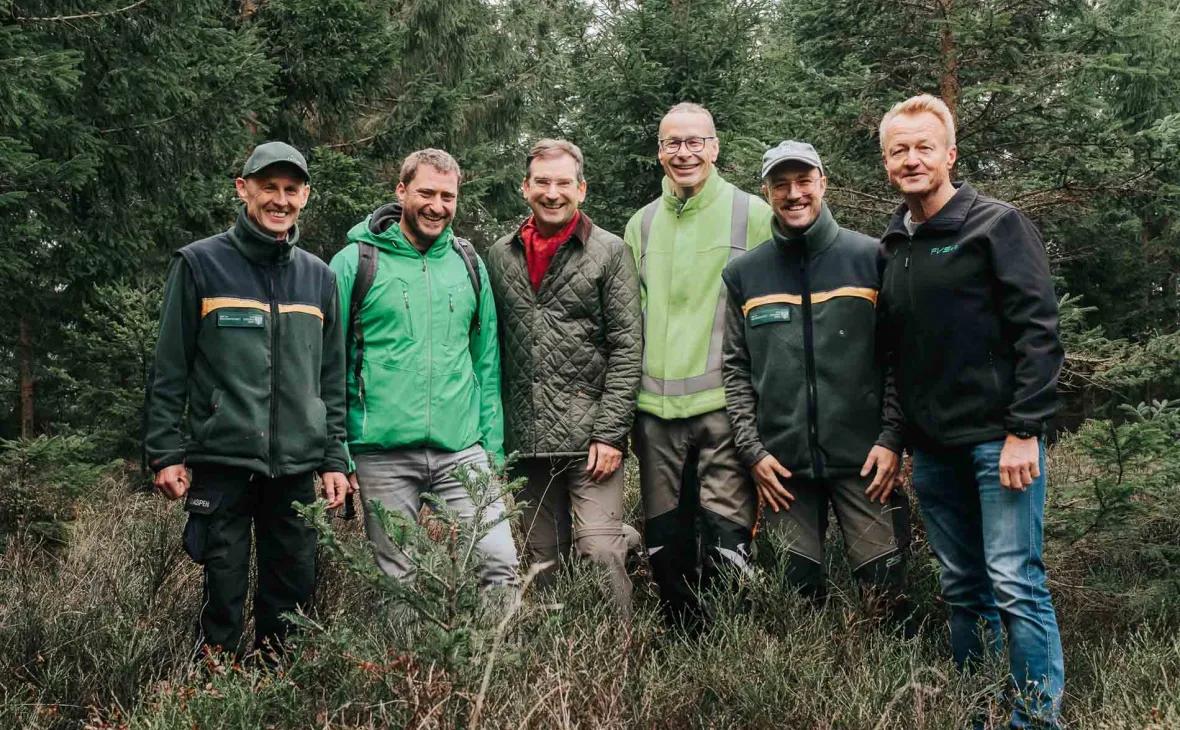 Setzen sich gemeinsam für Umwelt und Naturschutz ein (von links): Markus Schätzle, Forstrevier Oberwolfach-Süd, Stefan Böhler, E-Werk Mittelbaden, Dr. Nikolas Stoermer, Erster Landesbeamter Landratsamt Ortenaukreis, Bernhard Palm, Vorstandsvorsitzender E-Werk Mittelbaden, Marius Maletz, Revierleiter im Forstrevier Oberwolfach-Nord, und Joachim Prinzbach, Forstwirtschaftliche Vereinigung Schwarzwald eG. Foto: Paul Wagner, E-Werk Mittelbaden