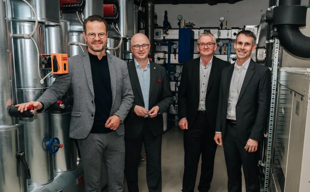 Von links: Marco Steffens, Oberbürgermeister der Stadt Offenburg, Jürgen Riexinger, Vorstandsvorsitzender Sparkasse Offenburg/Ortenau, mit Martin Wenz, Kaufmännischer Geschäftsführer Wärmeversorgung Offenburg, und Christian Linz, Technischer Geschäftsführer Wärmeversorgung Offenburg, vor der Fernwärmeübergabestation 