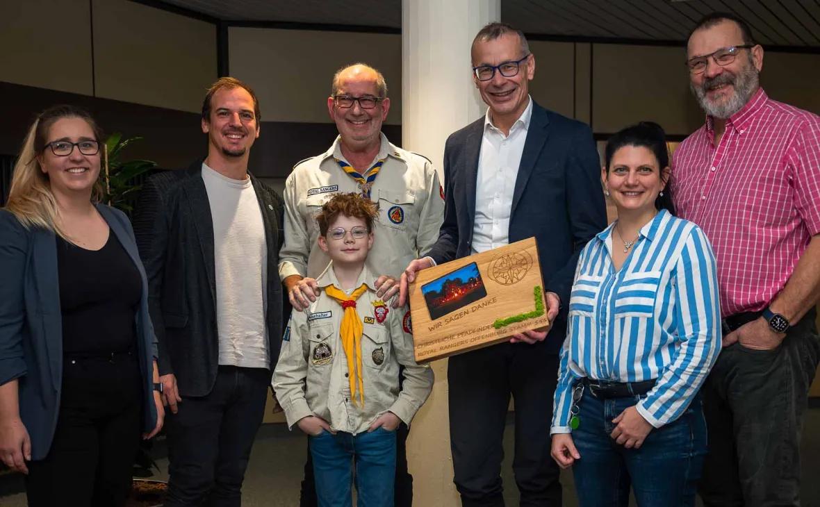 Saskia Gernat, Leitende Pastorin Passion Church Ohlsbach, Ferdinand Fütterer, Jugendpastor, Christian Krocker, Stammleiter der Royal Rangers, mit John, Pfadfinder Royal Rangers, Bernhard Palm, Vorstand E-Werk Mittelbaden, Ideengeberin Katja Vinci, Überlandwerk Mittelbaden, und Philipp Hunn, stellvertretender Betriebsratsvorsitzender E-Werk Mittelbaden, bei der Spendenübergabe