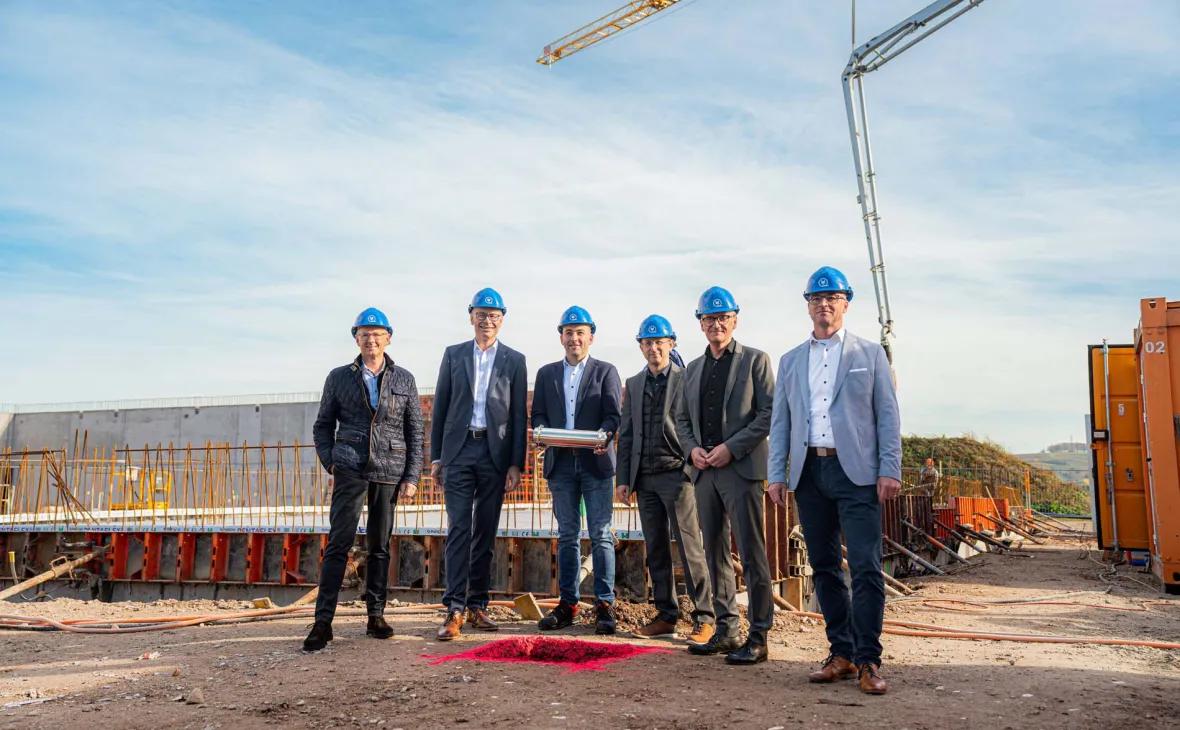 Von links: Rico Siefermann, Vorstandsvorsitzender NOVELLUS Holding AG, Bernhard Palm, Vorstandvorsitzender E-Werk Mittelbaden, Julian Neunstöcklin, Geschäftsführer LEITWERK Rechenzentren Appenweier/Lahr GmbH, Ralf Schaufler, Geschäftsführer LEITWERK Rechenzentren Appenweier/Lahr GmbH, Markus Ibert, Oberbürgermeister der Stadt Lahr, und Daniel Halter, Geschäftsführer und Verbandsdirektor Industrie- und Gewerbezentrum Raum Lahr GmbH, legen gemeinsam den Grundstein für das neue Rechenzentrum 