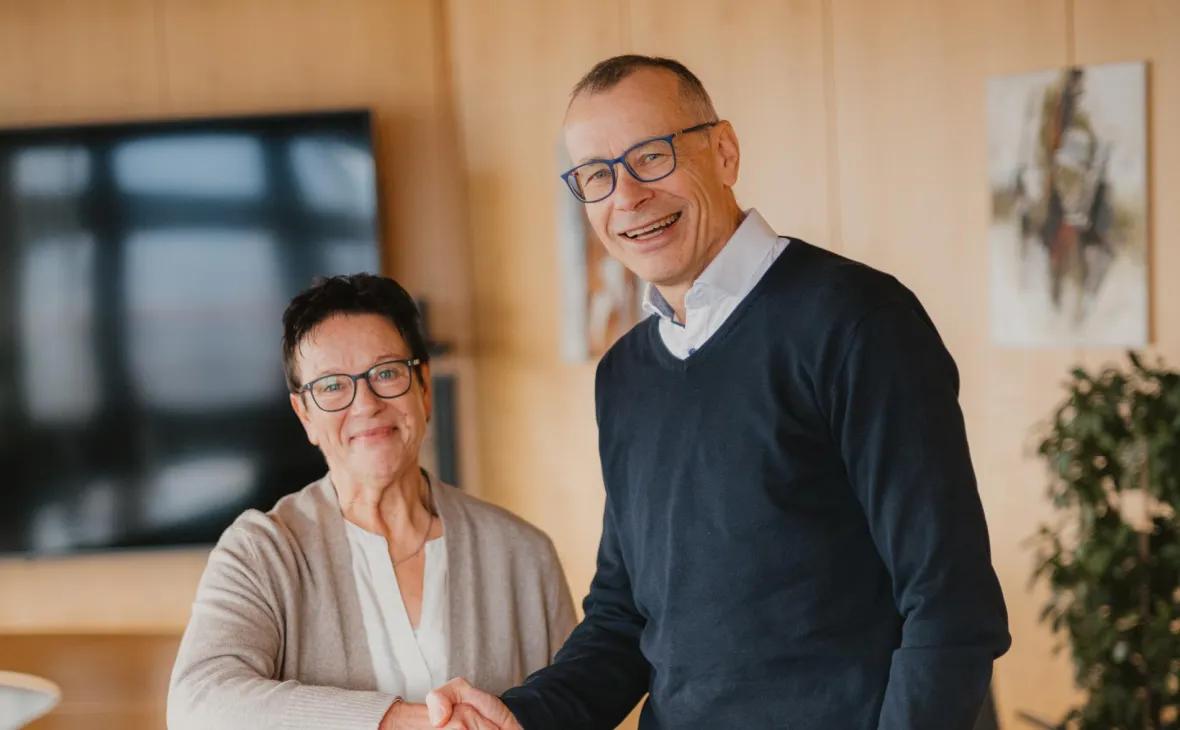 Ute Königsmann vom Verein PalliMed Ortenau e.V und Vorstandsvorsitzender Bernhard Palm bei der Spendenübergabe im E-Werk Mittelbaden. Foto: E-Werk Mittelbaden